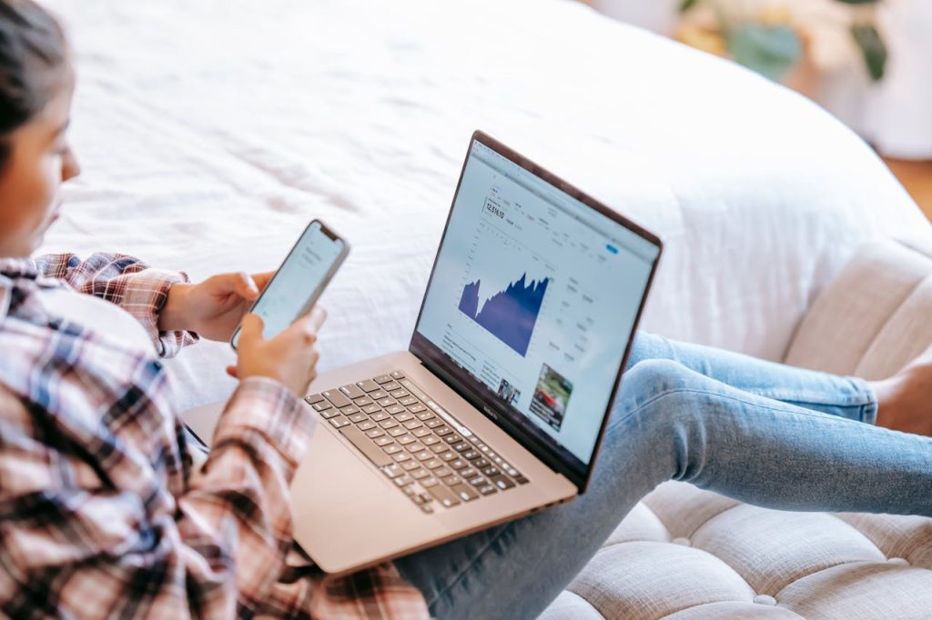 Introducing You To Some Of The Top Benefits Of Online Trading Benefits Of Online Trading